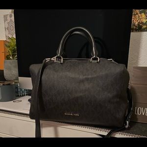 Michael Kors Side bag.